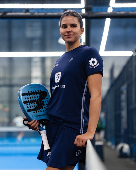 Bullpadel Vertex 05 Woman 2026 by Delfi Brea + Tarro de Pelotas + Grip