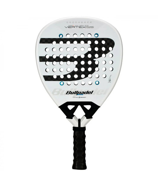 Bullpadel Vertex 05 2026 by Juan Tello + Tarro de Pelotas + Grip